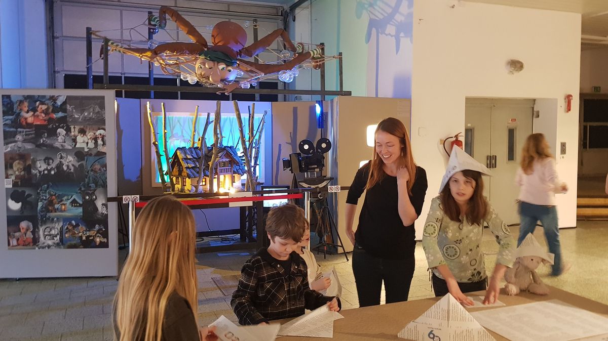 Nestárnoucí kluk s papírovou čepicí provází světem pohádek v Brně